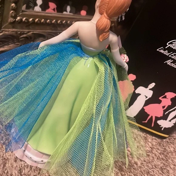 Barbie - 1963 Senior Prom Porcelain Musical figurine. (Reproduction 1994) - Picture 6 of 17